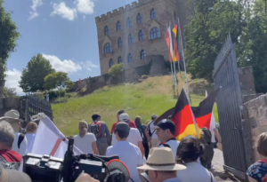 Read more about the article Hambacher Fest – Musik und Politik auf dem Schloss der Demokratie